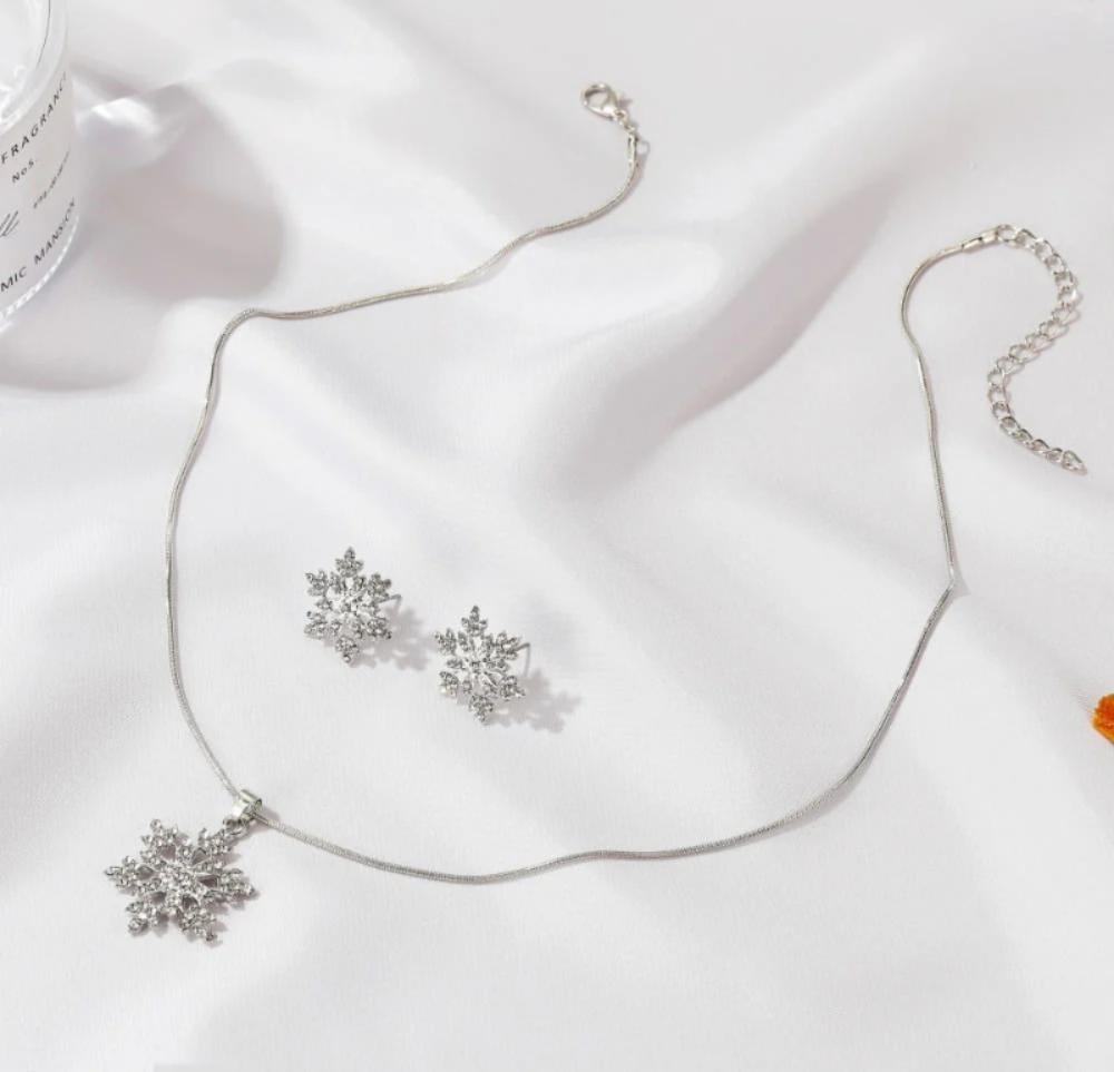 Gold Plated Snowflake Jewelry Set for Women – Elegant Pendant & Earrings Winter Design
